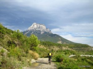 Sendero de aproximación a Laspuña en el valle del Cinca, Sobrarbe