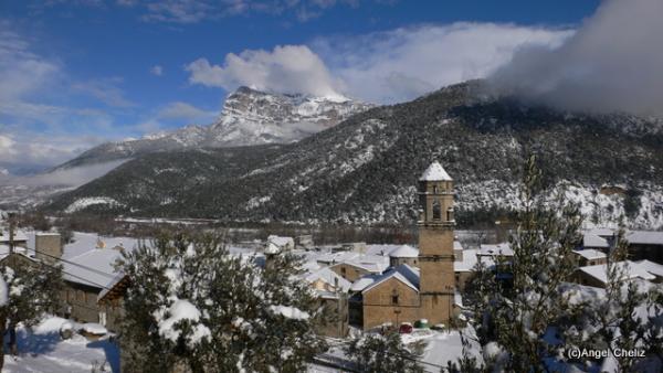 Vista de Labuerda en invierno, pueblo del valle del Cinca en Sobrarbe