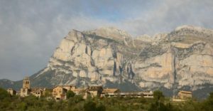 El Pueyo de Araguás con la Peña Montañesa al fondo, Sobrarbe
