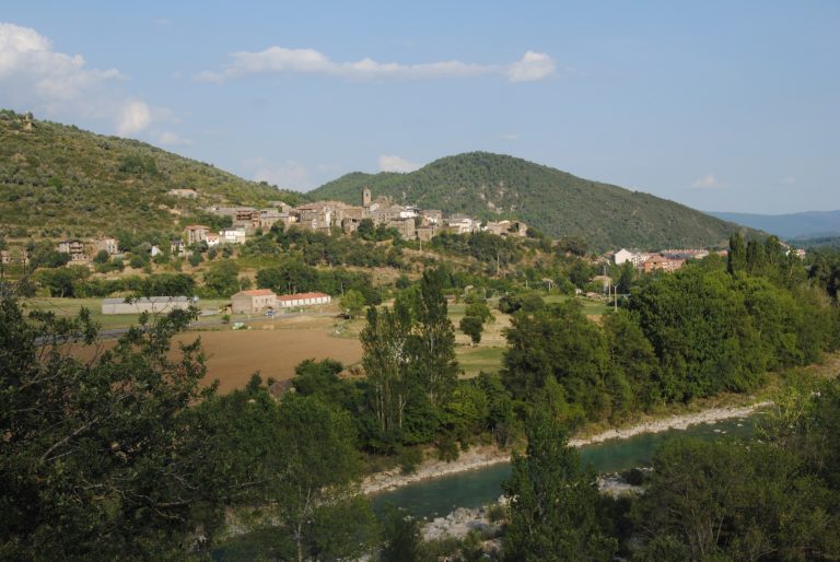 Pirineos Pirineo Qué ver en Sobrarbe: pueblos, valles y Ordesa 14 Vista panorámica de Boltaña con su casco antiguo sobre el río Ara