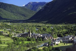 Vista panorámica de Broto, con el río Ara, iglesia y casas bajo las montañas
