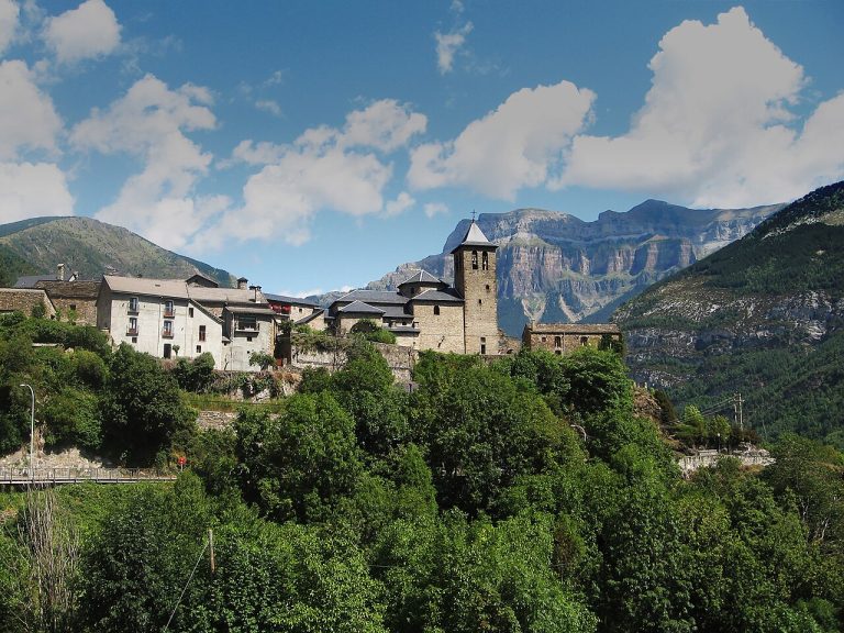 Pirineos Pirineo Valle del Ara y Ordesa: pueblos, naturaleza y qué ver 5 Casco antiguo de Torla-Ordesa con la iglesia y las grandes paredes montañosas detrás