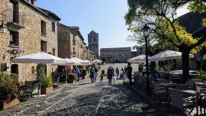 Pirineos Pirineo Bielsa 17 Plaza Mayor de Aínsa con casas de piedra, terrazas y la torre de Santa María al fondo