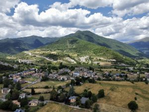 Vista aérea de Fiscal en el valle del Ara, con el pueblo rodeado de campos y montañas