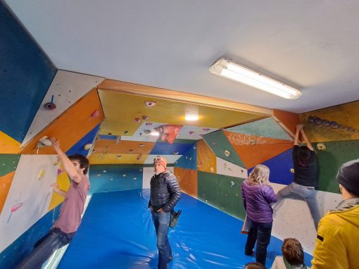 Aínsa estrena sala de boulder como un nuevo espacio de entrenamiento para los socios escaladores del Club Atlético Sobrarbe