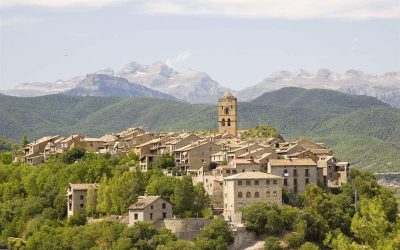 Vista general de Aínsa y el Pirineo
