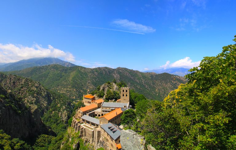 Pirineos Pirineo Abadía de Saint-Martin-du-Canigou 4 Abbaye Saint Martin du Canigou.jpg