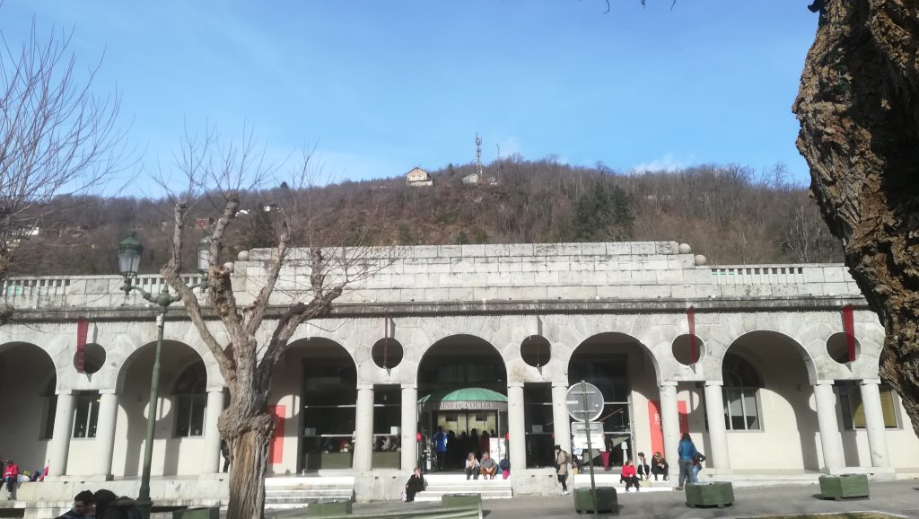 Exterior de la fachada principal del centro termal Bains du Couloubret en Ax-les-Thermes