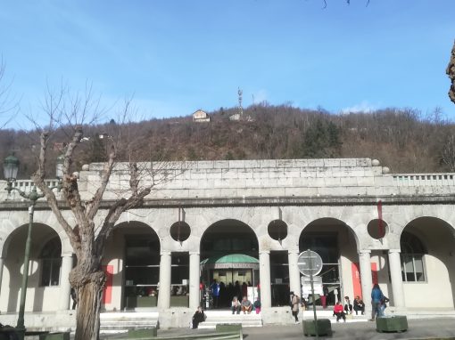 Exterior de la fachada principal del centro termal Bains du Couloubret en Ax-les-Thermes