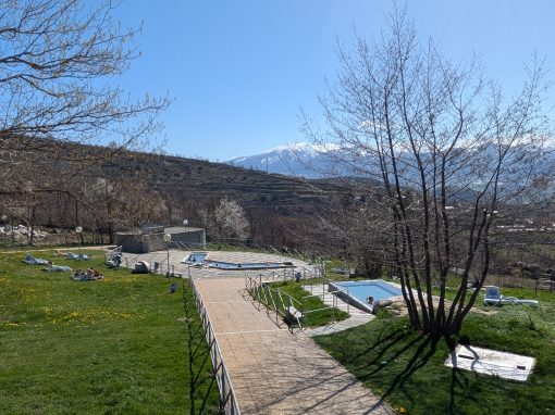 Piscinas termales al aire libre de Dorres en la Cerdaña francesa con vistas a las montañas