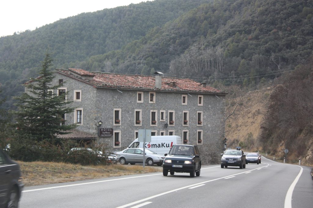 Edificio de piedra del Hotel Balneario Sant Vicenç junto a la carretera N-260, El Pont de Bar, Alt Urgell