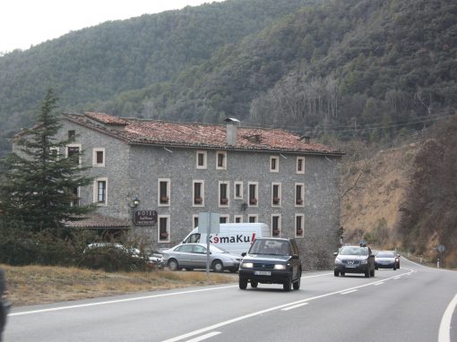 Edificio de piedra del Hotel Balneario Sant Vicenç junto a la carretera N-260, El Pont de Bar, Alt Urgell