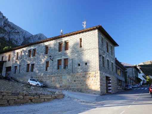 Fachada real del Balneario Vilas del Turbón en Las Vilas, Ribagorza, fotografía de 2018