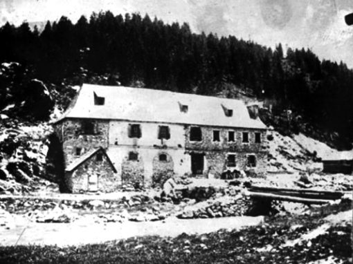 Fotografía histórica de los Banhs de Tredòs tomada a finales del siglo XIX. No representa el estado actual de las instalaciones termales, que tienen los baños exteriores cerrados.