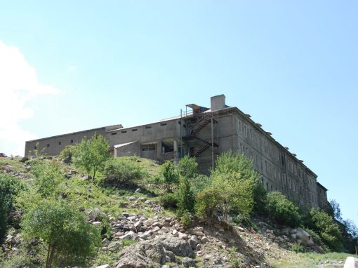 Exterior del antiguo edificio del Balneario de Benasque entre laderas de montaña, fotografía histórica de 2009