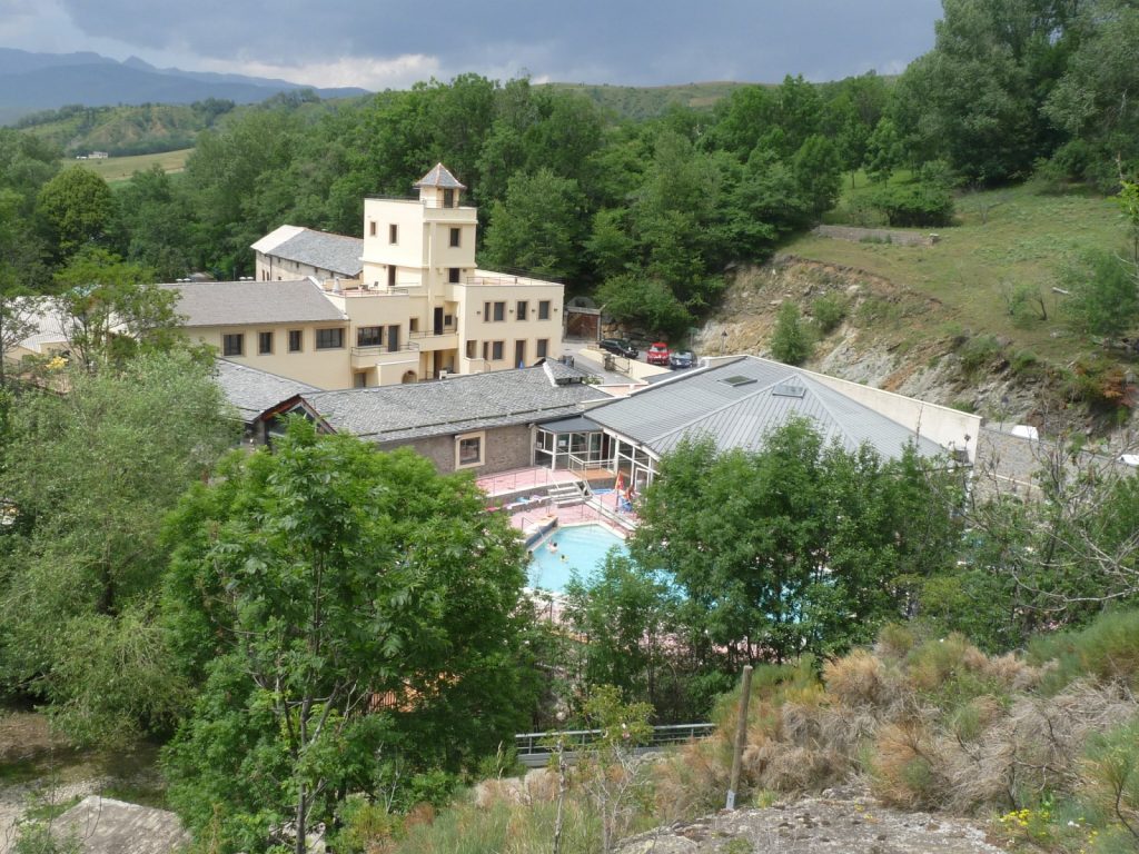 Piscinas termales y edificios del centro Bains de Llo, fotografía del conjunto en 2013