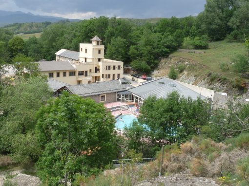 Piscinas termales y edificios del centro Bains de Llo, fotografía del conjunto en 2013