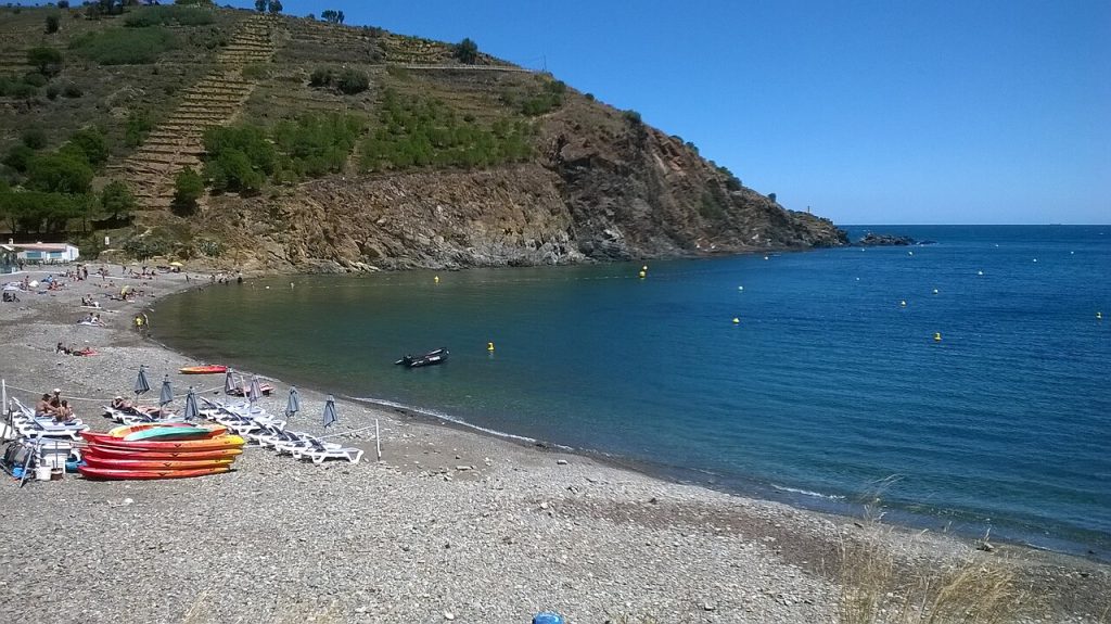 Paisaje litoral y aguas de la Reserva Natural Marina de Cerbère–Banyuls, Pirineo mediterráneo