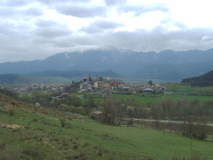 Pirineos Pirineo Bellver de Cerdanya: murallas medievales, casco antiguo y vistas del Cadí 1 Panorámica de Bellver de Cerdanya y las montañas del Cadí