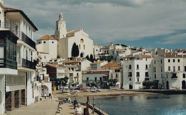Pirineos Pirineo Cadaqués: qué ver, playas y Cap de Creus 3 Casas blancas, iglesia de Santa Maria y el frente marítimo de Port Alguer en Cadaqués