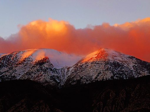 Montañas nevadas del Parque Natural del Cadí-Moixeró al atardecer