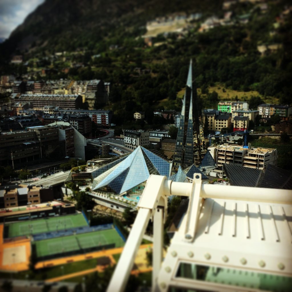 Edificio de cristal del balneario Caldea y paisaje urbano de Escaldes-Engordany