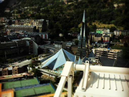 Edificio de cristal del balneario Caldea y paisaje urbano de Escaldes-Engordany