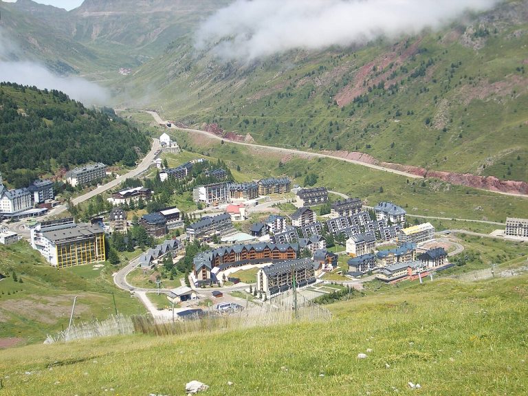 Pirineos Pirineo Candanchú: qué ver en el núcleo de montaña del valle del Aragón 2 Panorámica real del núcleo de Candanchú desde el Tobazo en verano, con los edificios y las montañas