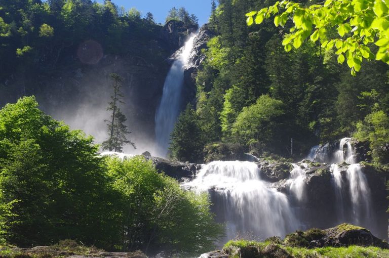 Pirineos Pirineo Cascada de Ars: la gran cascada de Ariège 1 Cascada de Ars con grandes saltos de agua entre el bosque de Ariège durante el deshielo