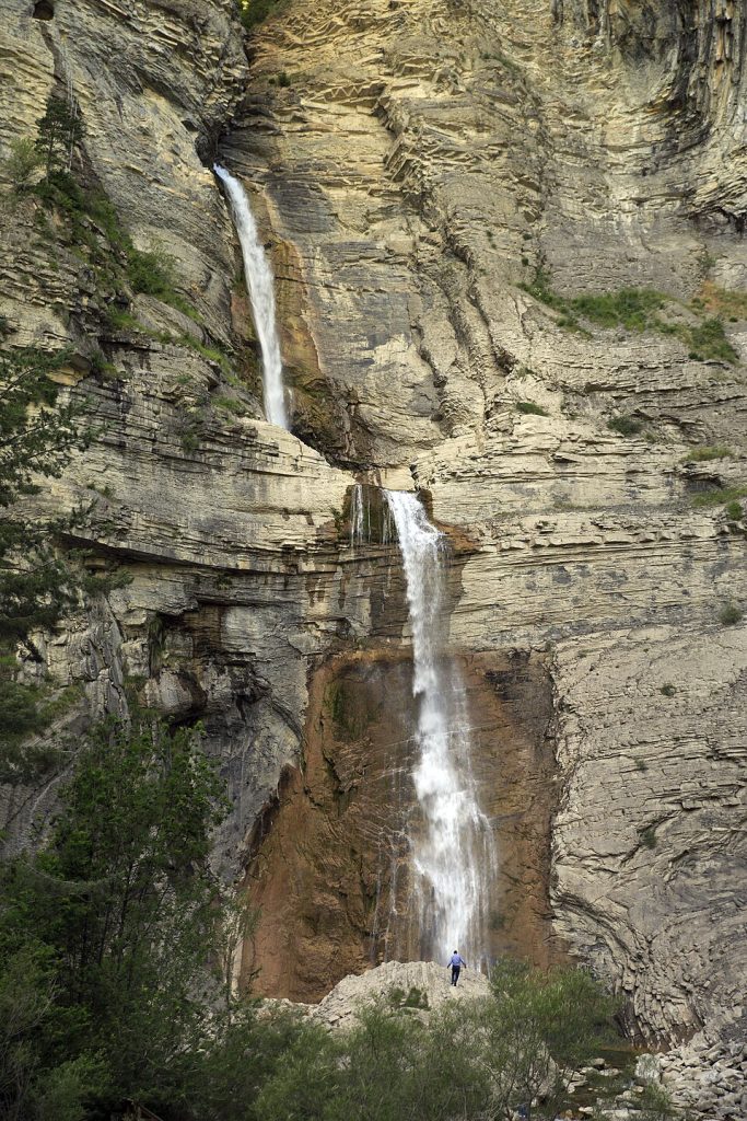 Cascada del Sorrosal cayendo entre paredes estratificadas de roca junto a Broto, Huesca