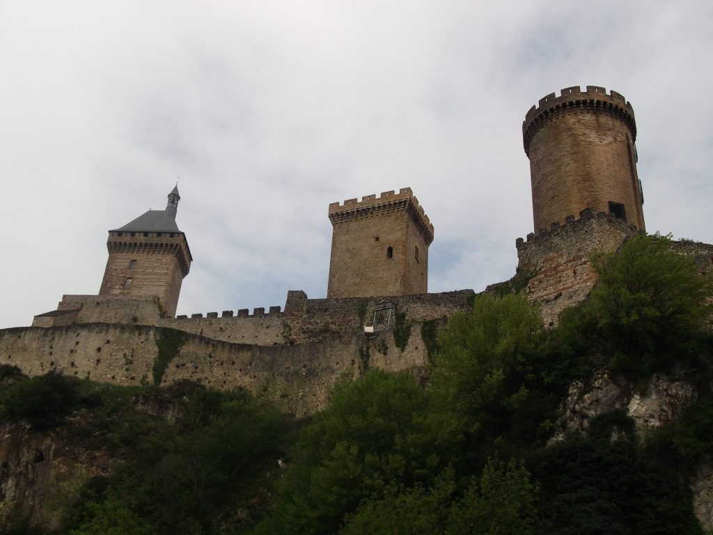 Castillo medieval de Foix con sus torres sobre la ciudad