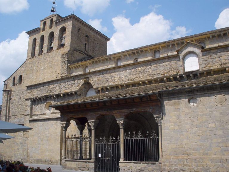 Vista exterior de la catedral románica de San Pedro de Jaca