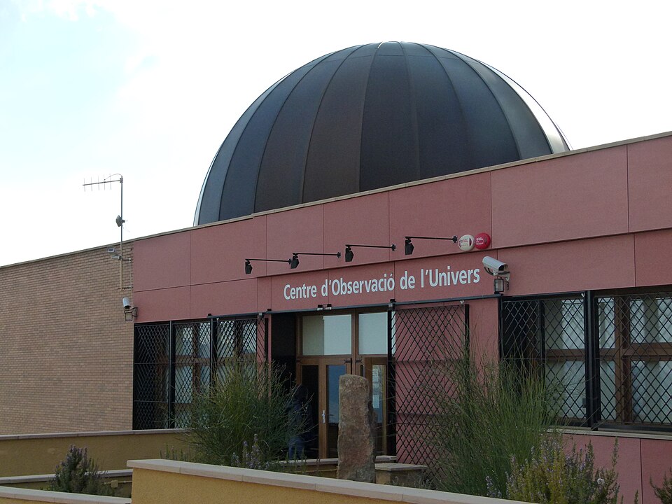 Entrada y cúpula del Centre d'Observació de l'Univers del Parc Astronòmic del Montsec en Àger