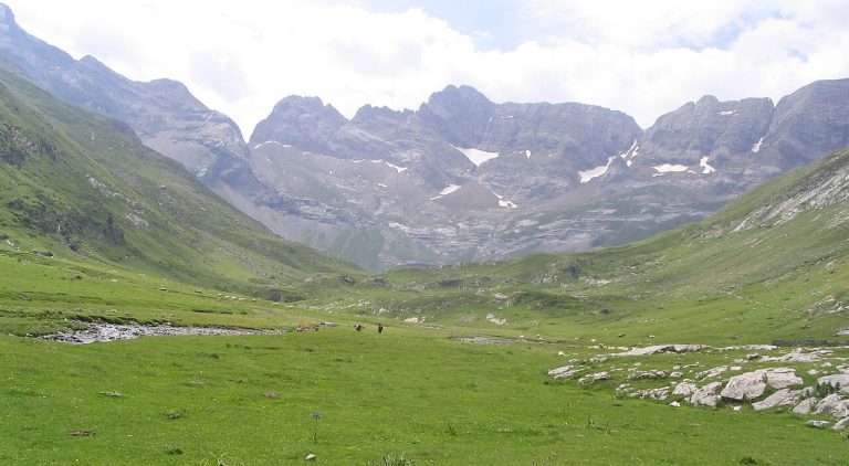 Pirineos Pirineo Circo de Estaubé: anfiteatro glaciar y lago de Gloriettes 4 Praderas glaciares rodeadas de paredes y altas cumbres en el Circo de Estaubé