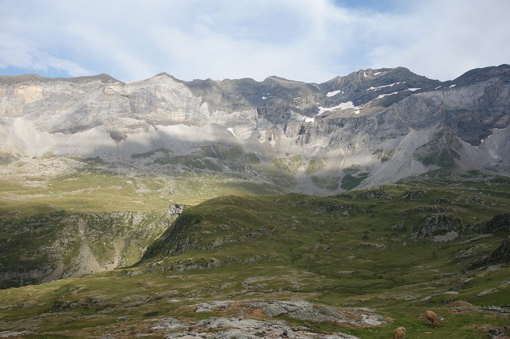 Grandes paredes glaciares y prados del Circo de Troumouse en Gavarnie-Gèdre
