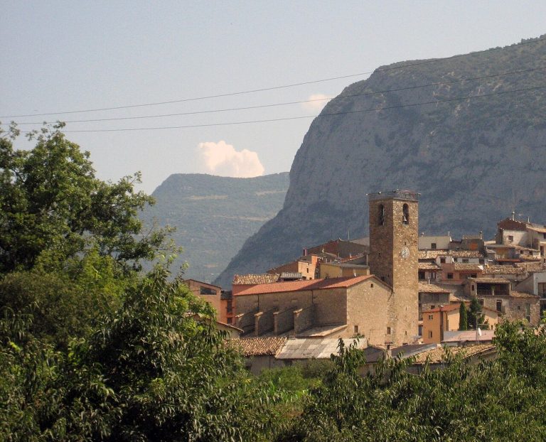 Pirineos Pirineo Dinosfera – Centro Paleoambiental de Coll de Nargó 5 Pueblo de Coll de Nargó donde está Dinosfera; la foto no muestra el museo