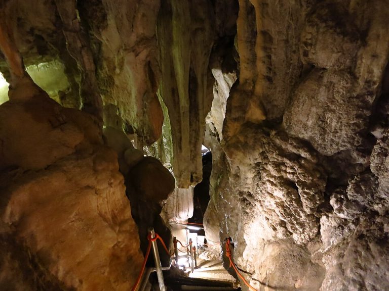 Interior visitable de la Cueva de las Güixas, vinculada al Centro de Interpretación Subterránea de Villanúa