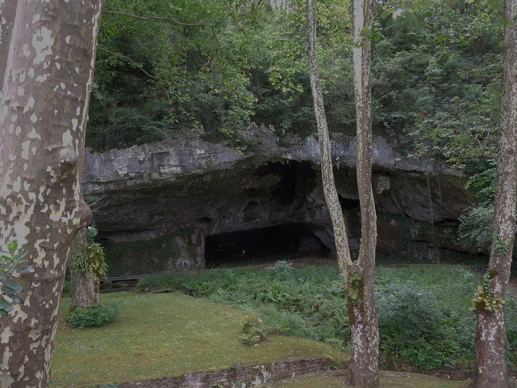 Entrada principal real de las cuevas de Sare, País Vasco francés