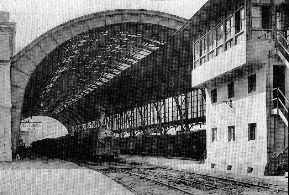 Marquesina metálica de la histórica estación ferroviaria de Portbou