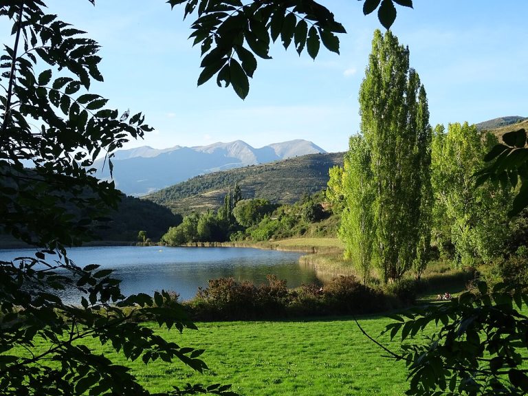 Pirineos Pirineo Espacio Natura 2000 Estany de Montcortès 2 Lago natural Estany de Montcortès, vegetación y montaña del Pallars Sobirà