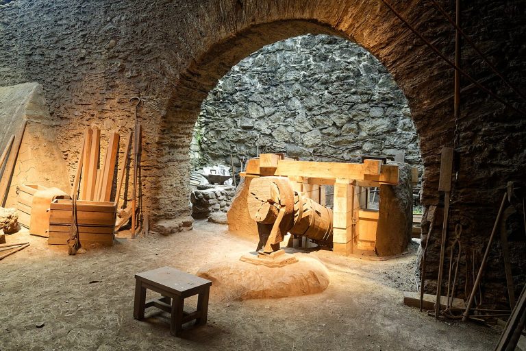 Pirineos Pirineo Farga Rossell – Centro de Interpretación del Hierro de Andorra 9 Interior de la Farga Rossell de Andorra con maquinaria histórica de forja