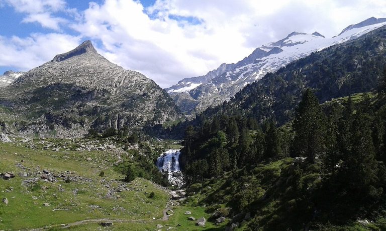 Pirineos Pirineo Forau de Aigualluts: cascada y sumidero a los pies del Aneto 7 Cascada y entorno del Forau de Aigualluts, en el valle de Benasque, con las montañas del Aneto al fondo