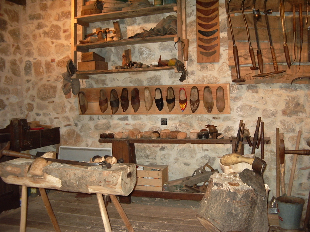 Exposición de herramientas, zuecos y oficio tradicional del zapatero en Les Forges de Pyrène, Montgailhard