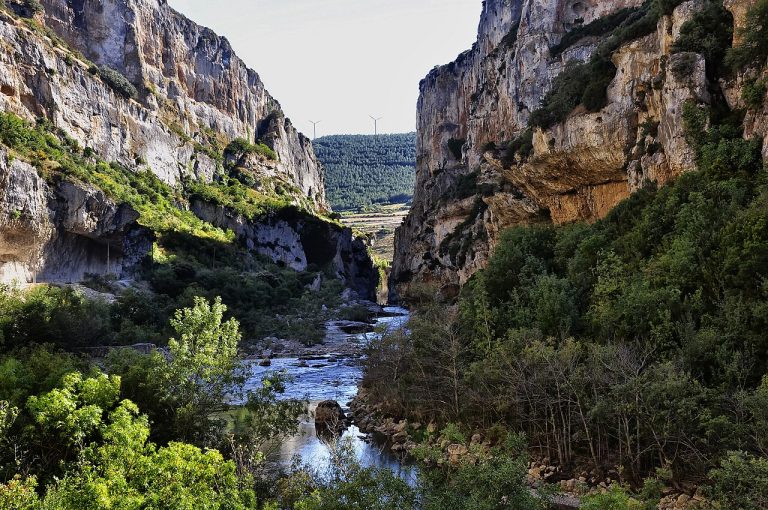 Pirineos Pirineo Lumbier: villa navarra y acceso a las foces 4 Foz de Lumbier: paredes de roca caliza y río Irati entre las montañas de Navarra