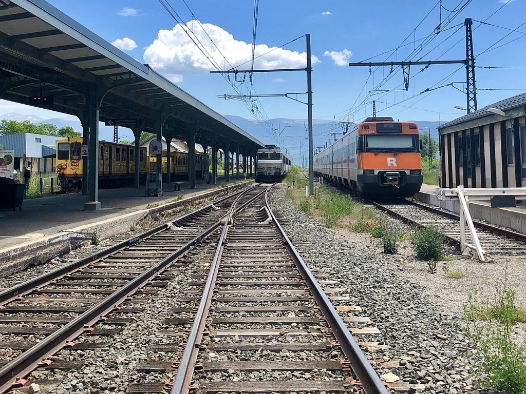 Trenes de tres redes ferroviarias en la estación internacional de Latour-de-Carol Enveitg