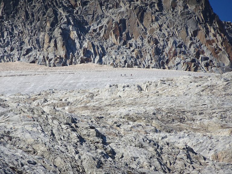 Pirineos Pirineo Monumento Natural de los Glaciares Pirenaicos 7 Glaciar del Aneto visto desde la Colladeta de Barrancs en septiembre de 2021, macizo de la Maladeta