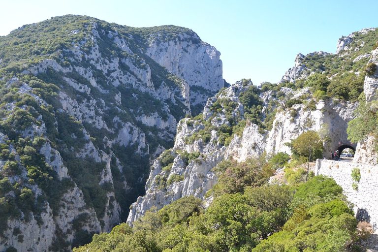Pirineos Pirineo Gargantas de Galamus: desfiladero protegido del Agly 4 Desfiladero de Galamus con grandes paredes calizas y carretera excavada en la roca