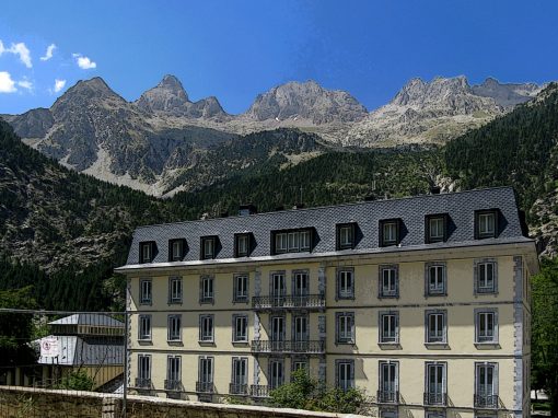 Fachada del Gran Hotel del Balneario de Panticosa junto a las montañas del Pirineo