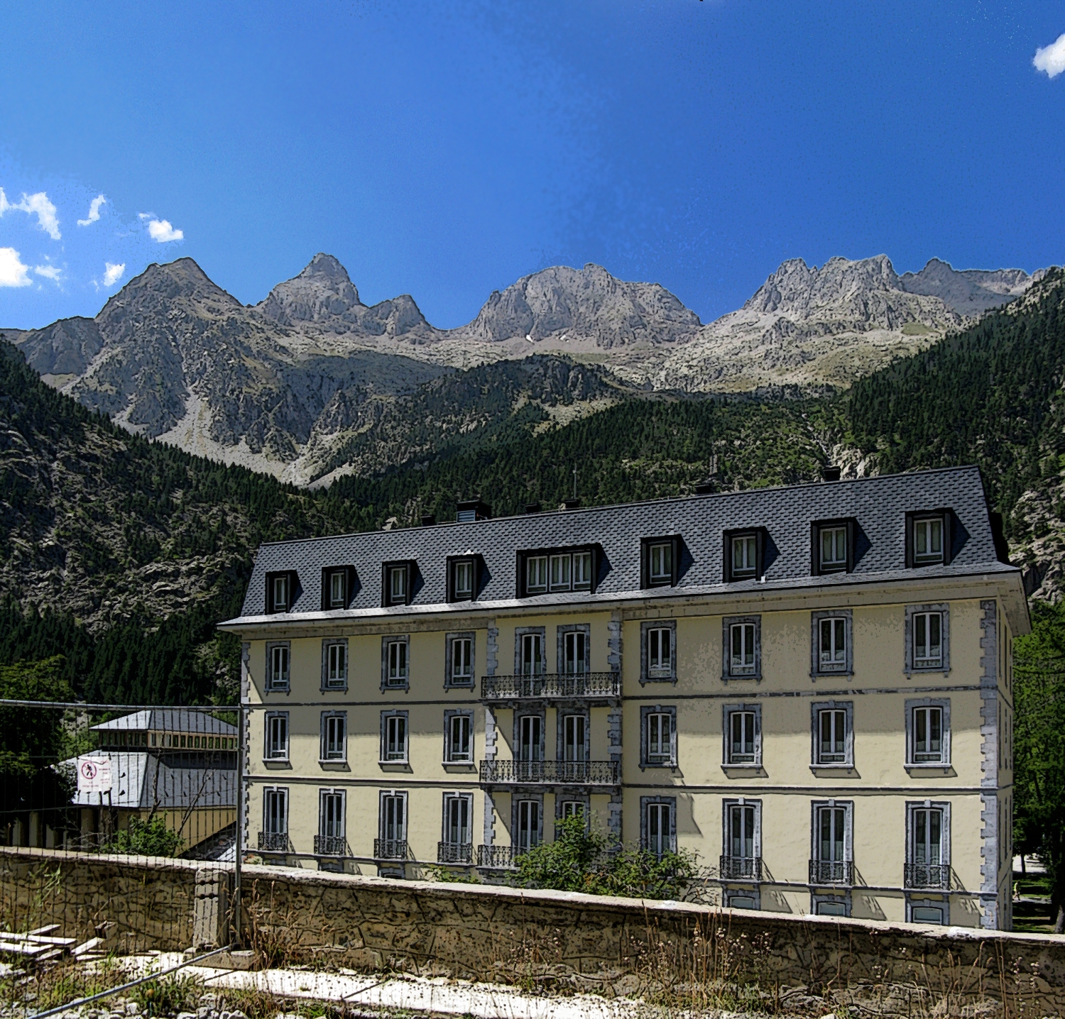 Pirineos Pirineo Alojamientos y reservas en el Pirineo aragonés 21 Fachada real del Gran Hotel del Balneario de Panticosa, al pie de las montañas