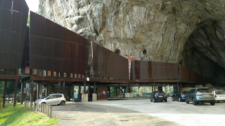 Pirineos Pirineo Grotte de Niaux – Cueva prehistórica de Ariège 5 Entrada de la cueva prehistórica de Niaux en Ariège